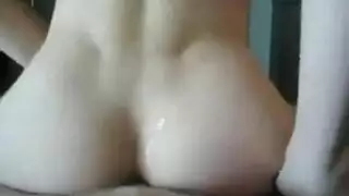 قذف سائل الرجل الأكبر على وجه جميل