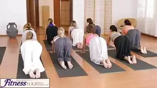 الذي يذاكر كثيرا ضخمة الثدي فتاة العزف المنفرد
