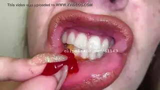 فتاة ذات صدر كبير تعجب بصدرها الكبير