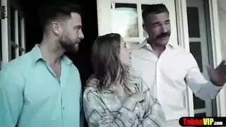حبيبة مراهقة فاقدة للوعي سكرى ومستعدة لأفلام الرجل الأكبر سناً الإباحية