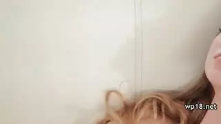 الروسية الساخنة تستمني على صدرها أثناء أخذ زب قوي
