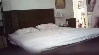 كوغار ساخنة تؤدي جنس فموي ثم تأخذه بوضعية كلابية