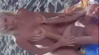 صديقتان مقربتان مثارتان في فيلم لعق فرج صريح وقاسي