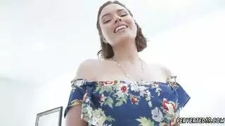 زوجة الأب الشقراء الممتلئة تبتلع السائل المنوي في فيلم إباحي