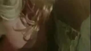 ميلف ذات ثدي كبير تأخذ حمولة مني ضخمة على وجهها وصدرها