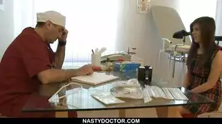 امرأة سمراء مراهقة روسية عارية في النادي الليلي ، لأن صديقها يعاني أيضًا من صنم