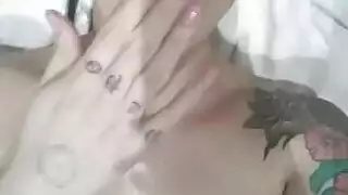 كس حليق ضيق: صديقة سمراء تطلب جنساً عنيفاً نهاراً