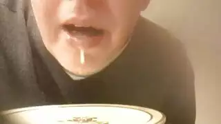 جمال شاحب صغير يتوسل للمني