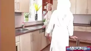 مدربة ناضجة ترتدي زي تلميذة تمارس الجنس بقوة مع عميلها