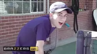 هاتان الفتاتان تركبان قضيب رجل واحد