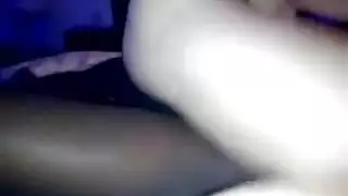 اختناق على قضيب أسود صلب كالصخر في هذا المشهد الإباحي