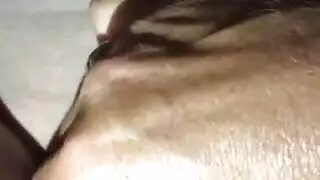 أشقر جبهة مورو ، استغلت جينا فرصة لها الثلاثي مع اثنين من الأزرار في المنزل