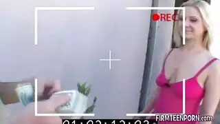 مراهقة ذات جسم مثالي وفراء مشعر تتمتع بقضيب ضخم بجنون