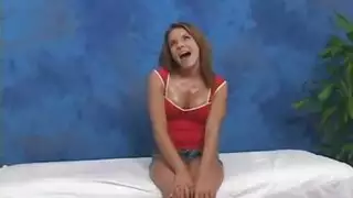 فتاة عاهرة مراهقة تمزق سراويل بيجامتها الوردية الضيقة لممارسة جنس صريح