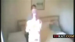 تنتاك من كسها الاحمر