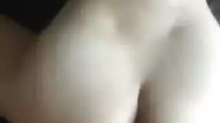 ميلف آسيوية تأخذ قضيبًا ضخمًا إلى المنزل أثناء دوام الزوج
