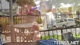 ثلاثية آسيوية مطيعة تتلقى ضربات على قضيب صلب كالحجر