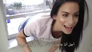 يجد اخته عالق ويساعد الفرصة