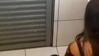 مشهد إكس إكس إكس: فرج مبلل في شورت أبيض ضيق