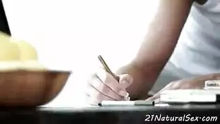 مراهقة بنية الشعر نحيفة تأخذ قضيبًا سميكًا قويًا بعمق
