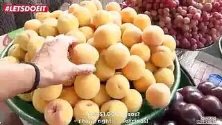 شقراء ذات مؤخرة ضخمة تأخذ إيلاج مزدوج في الفم والمهبل