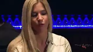 سمراء ذات أثداء كبيرة تمتلك في حانة