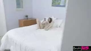 استمناء مخفي يؤدي إلى مشهد جنس إباحي صريح