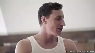 مثليات فضوليات جنسياً يتقاسمن قضيباً صلباً في علاقة ثلاثية إباحية