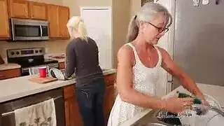 قضيب شاب يمتد في كلا الفتحتين، ويقرر أي فرج أكثر عصارة