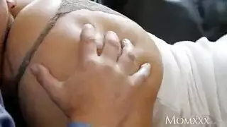 الجارة الشهوانية ذات الثديين الضخمين تطالب بجلسة جنس ماراثونية