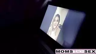 امرأتان مثارتان تقومان بممارسة جنس جماعي مع مدمن الدراسة