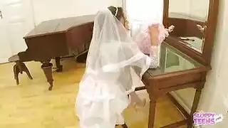 فتاة منحرفة تطالب بجنس جماعي قاس