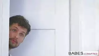 مراهقتان مثارتان تناوبتا على رجل محظوظ