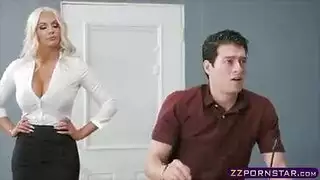 شقراء ذات ثدي ومؤخرة كبيرين تُركب في فيلم إباحي عنيف