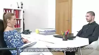 تخلع كل قطعة ملابس لتكشف كسًا مذهلًا