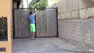النسوة الفضولية تفحص قضيب الرجل الأكبر