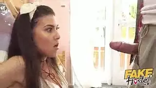 مراهقة صغيرة تئن بينما يتمدد قضيب عميق مهبلها المبلل
