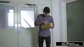 امرأة ممتلئة الجسم تبتلع قضيبًا غليظًا في حلقها