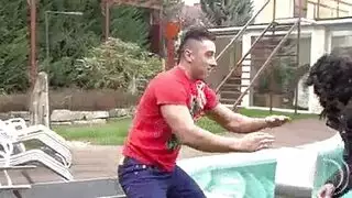 شفاه ماهرة حول عمودي مص دون توقف