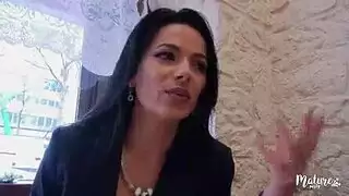 إنها جمال مذهل تمارس الجنس بكسيها المشدود مثل محترفة