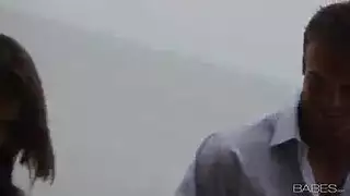 شاب متحمس عبر الإنترنت يجد فتاة سمراء مثيرة لجماع خام