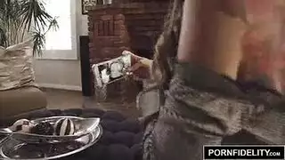 قذف في الحلق وجنس لا يرحم بينما ترتعد