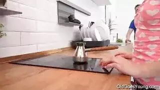 أوضة على الطاولة مع حمراء شعر نمش وقذف على الوجه