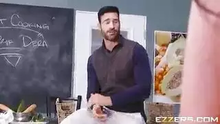 سمراء بلا كلوت تأخذه بعمق في المطبخ