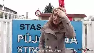 الجنس في سيارة مع امرأة لا يوجد لديه الموانع وانها لا تخاف من الحيوانات المنوية