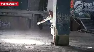 حركة سحاقية عرقية مختلطة: عاشقان سمر يمددان فرج فتاة