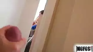كانت تختبئ للاستمناء، والآن هو يعطيها الشيء الحقيقي