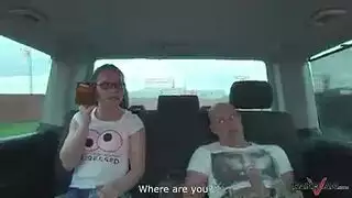 رجل يوافق على تصوير نفسه وهو يمارس الجنس مع عاهرتين ساخنتين