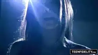 نيك إباحي مكثف: عمود سمين و كس brunette ضيق