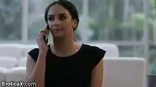 امرأة جميلة تتوسل للعمل الإباحي العنيف